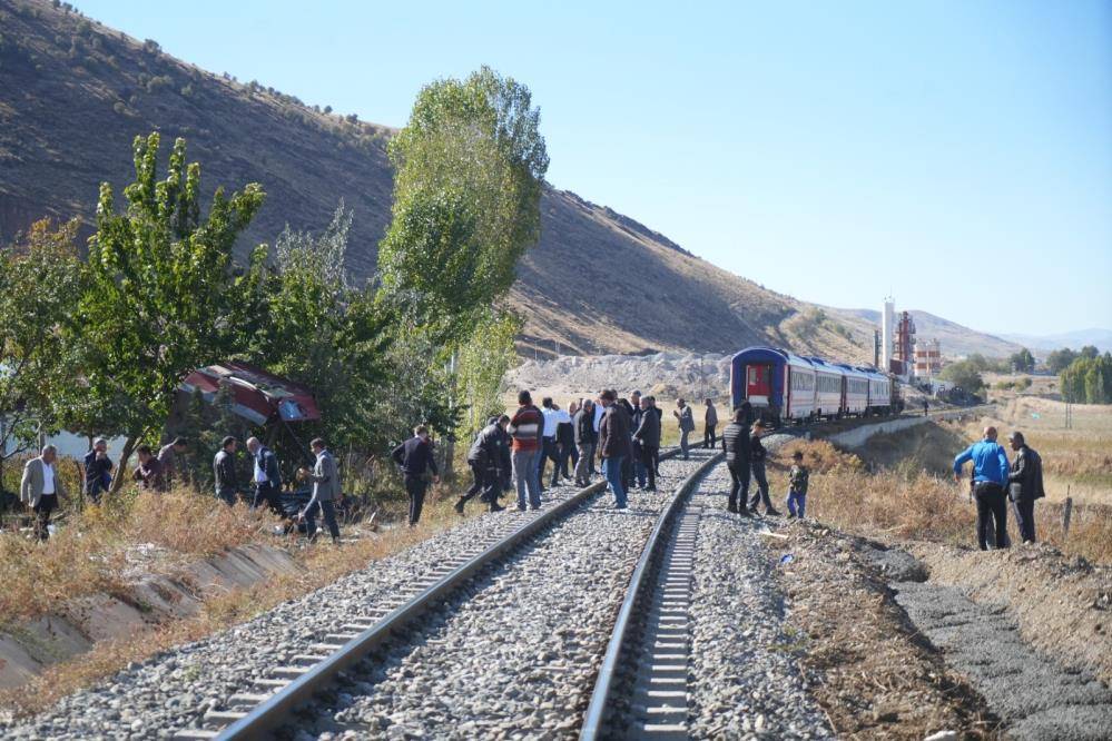 Yolcu treni beton mikserine çarptı! Makinist öldü, 2 yaralı var 8